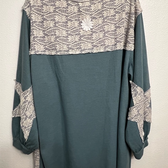 POL - Ballet Balcony Top - Picture 7 of 12